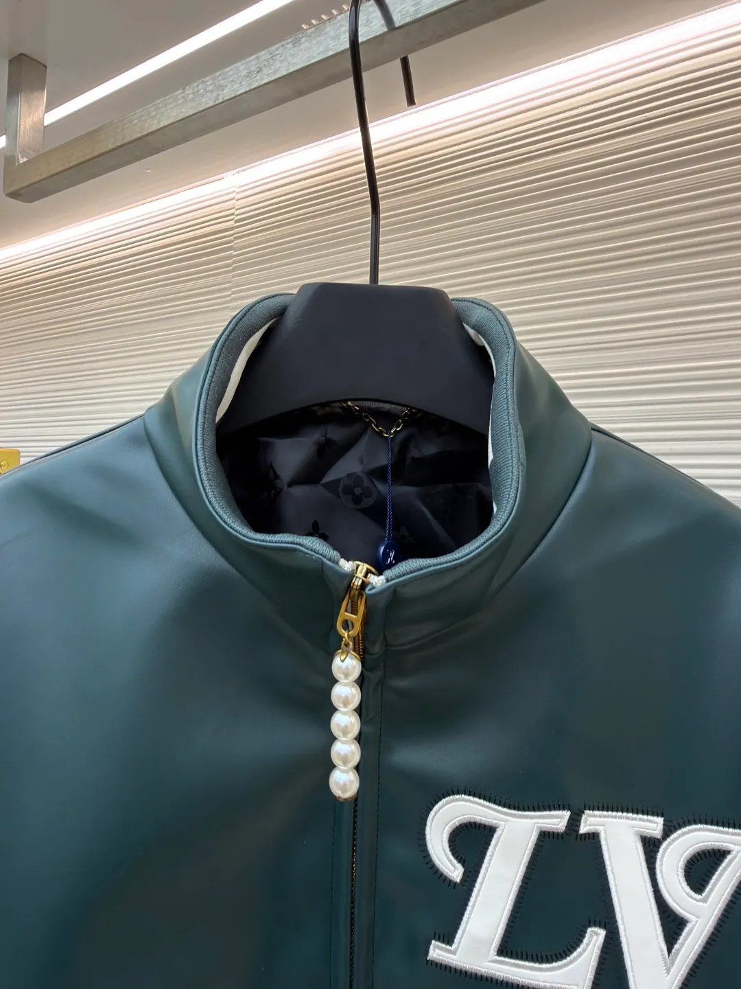 LOUIS VUITTON color-blocked sports long-sleeved jacket ●Original version: purchased and developed by 35590 ●Item number: 1681459-B80 ●Fabric: leather fabric ●Technology: intarsia production ●Color: gray-green splicing ●Version: fitted version ●Weight: about 800 grams ●Size: 46-48-50-52 ●Description: This jacket is made of high-quality genuine leather fabric. After special treatment, it feels soft and has a delicate luster. The contrasting color splicing design presents a fashionable layering. The stand-up collar structure is paired with a brand-customized metal zipper, and the zipper head is decorated with exquisite and luxurious pearls. The "LV" logo on the chest adopts three-dimensional leather embossing technology, with precise edge routing, strong three-dimensional effect and high recognition. The zipper pockets on both sides of the body are reinforced and sewn, which is practical and enhances the design. The splicing uses professional leather sewing technology, the stitch length is fine and even, and the ribbed design of the hem and cuffs fits the body shape. From the selection of genuine leather fabrics to the control of detailed craftsmanship, every process reflects LOUIS VUITTON's ultimate pursuit of craftsmanship precision and luxury style. It not only shows the high-end texture of leather items, but also highlights the brand design language through contrasting colors and three-dimensional logos. It is a fusion of leather craftsmanship and fashion design. The overall wiring is straight and delicate, the fabric is comfortable and soft, and the color is consistent without color difference. It can be matched with the same style to create a fashionable look and control various occasions. Customized accessories, complete with three standards, same style for men and women!